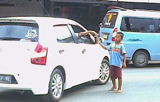 Seorang Anak di Tempat Parkiran Mobil