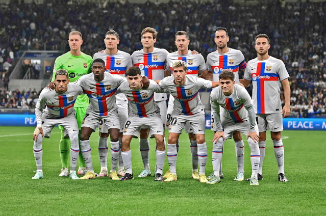 F. C. BARCELONA. Temporada 2022-23. Ter Stegen, Andreas Christensen, Marcos Alonso, Robert Lewandowski, Sergio Busquets, Eric García. Raphinha, Ousmane Dembélé, Pedri, Sergi Roberto y Gavi. F. C. INTERNAZIONALE MILANO 1 F. C. BARCELONA 0 Martes 04/10/2022, 21:00 horas. Liga de Campeones de la UEFA, Grupo C, jornada 3. Milán, Italia, estadio San Siro: 71.368 espectadores. GOLES: 1-0: 45+3’, Hakan Çalhanoğlu.