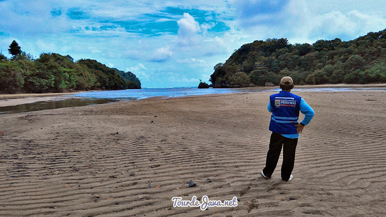 Pantai Clungup dikelola oleh Yayasan Bhakti Alam Sendangbiru