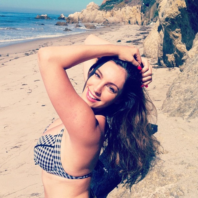 Kelly-Brook-Bikini-Twitpics-At-Malibu-Beach-02.jpg