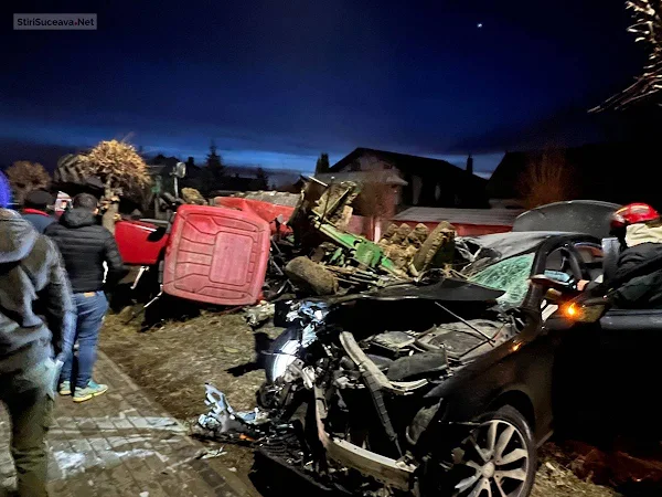 Accident mortal la Arbore. Un Mercedes s-a izbit violent în plugul unui tractor agricol