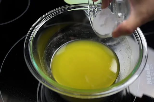 To bake oatmeal cookies - Baking soda into melted butter