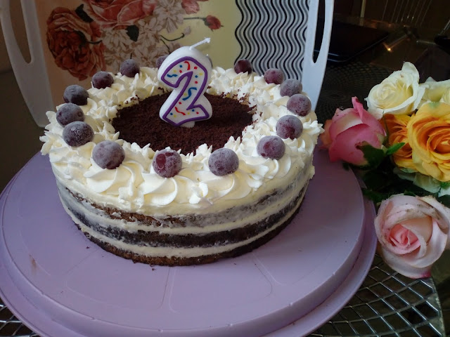 tort czekoladowo smietankowy naked cake tort z wisniami biszkopt kakaowy z bialek biszkopt na bialkach tort z czekolada tort urodzinowy