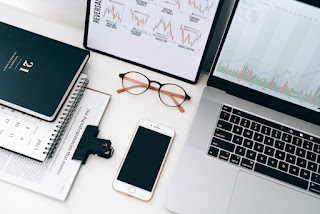 Teléfono y computadora utilizando Excel