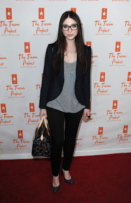 Michelle Trachtenberg Wore A Gray Patent Pumps