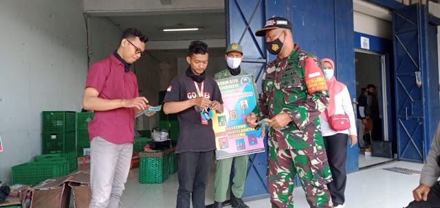  Anggota Kodim 0726/Sukoharjo Bagikan Masker Gratis dan Laksanakan Himbauan 5M Terminal Sukoharjo