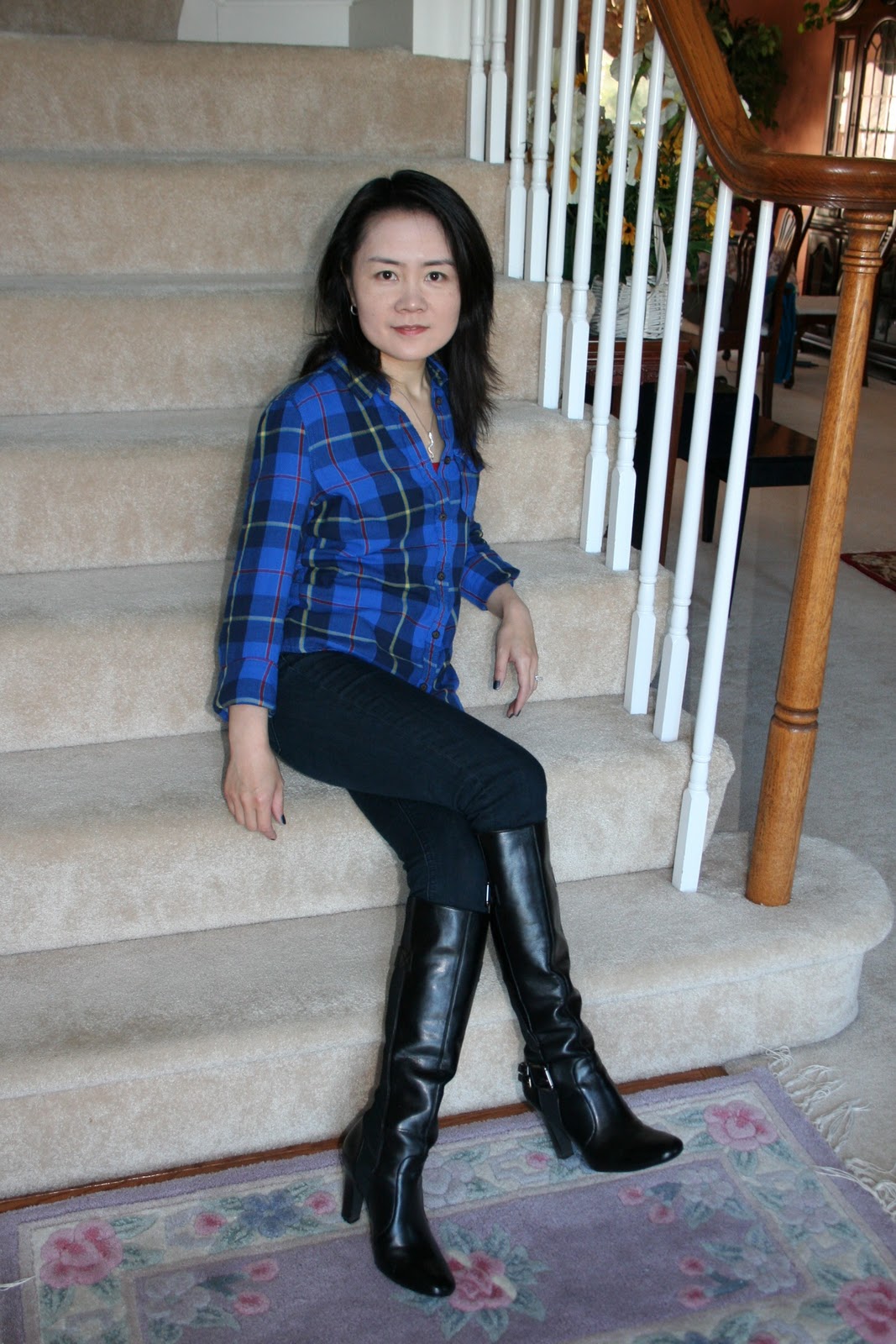 Vicky's Daily Fashion Blog: Plaid flannel shirt and knee 