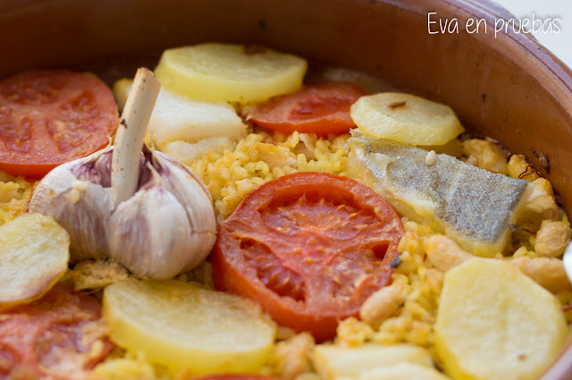 Arroz con Bacalao, patatas, alubias y tomate, cocinado al horno en cazuela de barro.