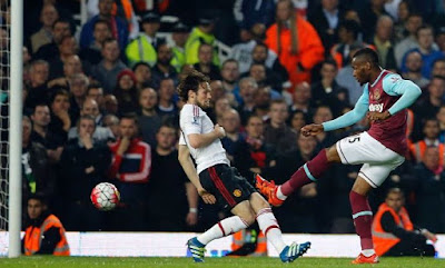 West Ham beat Manchester United in thrilling finish at Upton Park