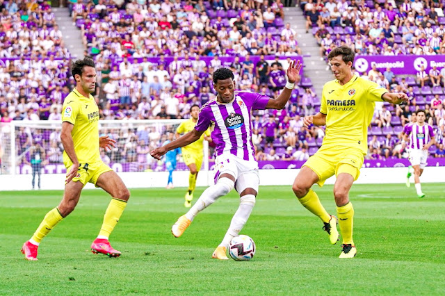 Gonzalo Plata entre Alfonso Pedraza y Pau Torres. REAL VALLADOLID C. F. 0 VILLARREAL C. F. 3 Sábado 13/08/2022, 19:00 horas. Campeonato de Liga de 1ª División, jornada 1. Valladolid, estadio Municipal José Zorrilla: 17.543 espectadores. GOLES: 0-1: 49’, Nicolas Jackson. 0-2: 81’, Álex Baena. 0-3: 90', Álex Baena.