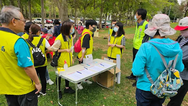 ▲中華郵政樂齡運動-彰師大寶山踏青郊遊悠遊樂活動，先以簡易座談宣導金融常識，在暖身運動後，於彰師大寶山校區生態步道踏青。（記者林明佑翻攝）