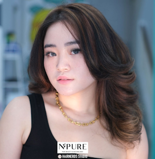 Model rambut wanita ikal bergelombang