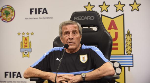 El entrenador de la selección de futbol de Uruguay, Óscar Tabarez, en conferencia de prensa antes de enfrentar a Brasil en la eliminatoria para Rusia 2018