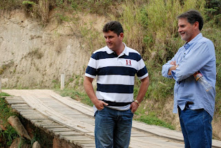 Prefeito Arlei e o engenheiro Henrique Carvalho observam inicio das obras na Ponte do Madruga