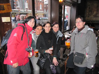 Tomando unas pintas en The Ten Bells, Londres