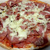 Uma pizza individual com um sabor bem conhecido e bem misturado nos seus ingredientes, com um destaque para a massa, que é um tanto incomum... comendo Pizza Calabresa com Mussarela em 123PizzadoChef