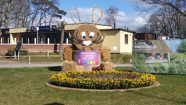 Osterhase begrüßt uns in Göhren
