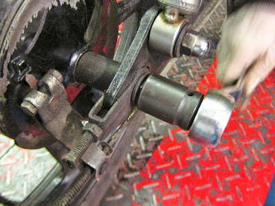 Yamaha YBR 125 Rear wheel removal and refitting , brake shoes replacement . Fit rear wheel