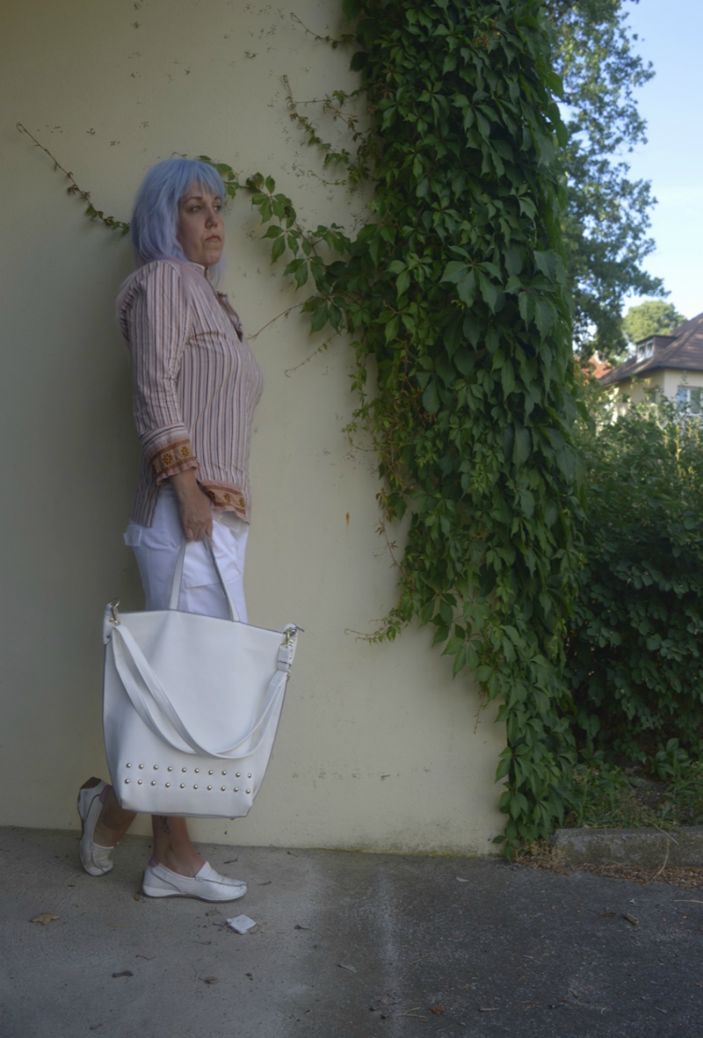 Coloured Striped Shirt and white summer shorts - Sumer Outfit with striped tunica and white shorts, combined with white leather loafers and a big white shopper -  posted by Annie K, Fashion and Lifestyle Blogger, Founder, CEO and writer of ANNIES BEAUTY HOUSE - a german fashion and beauty blog