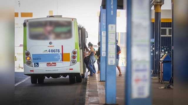 Estudantes do IFG comemoram nova linha de ônibus em Senador Canedo