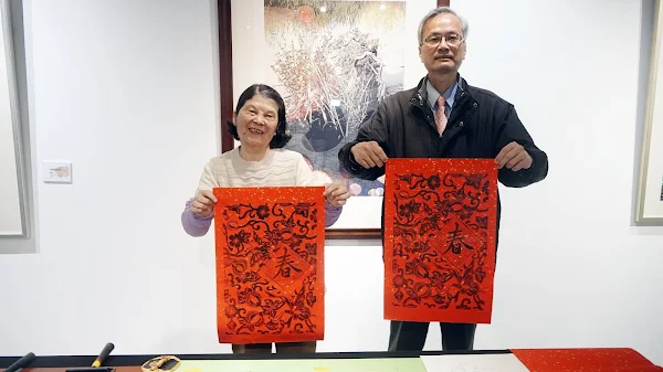 ▲藝術家張芯晨展出62件版畫及版印年畫作品，呈現現代版畫多變的樣貌，也在農曆新年前夕帶來濃厚的節慶氛圍。（記者林明佑攝）