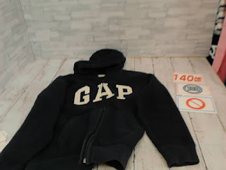 中古品　子供服　ＧＡＰ　ブラック　パーカー　１４０㎝　１００円