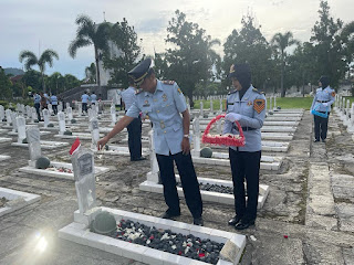 Tabur bunga makam pahlawan