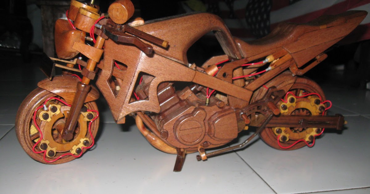 Miniatur Sepeda Motor dari Kayu  Bertujuh