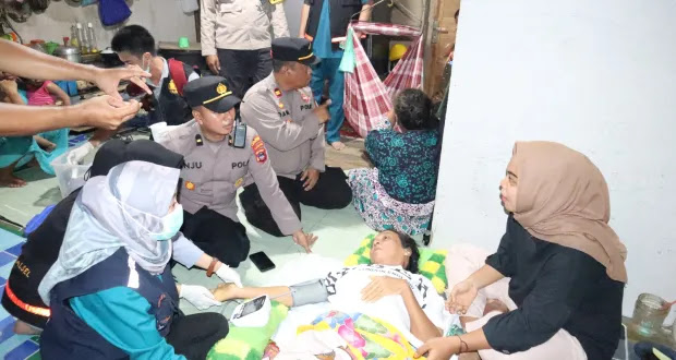 23052023-BANUATODAY.COM - Kapolres mengunjungi seorang ibu warga Desa Rampa yang mengalami sakit. Dok Humas Polres Kotabaru.webp