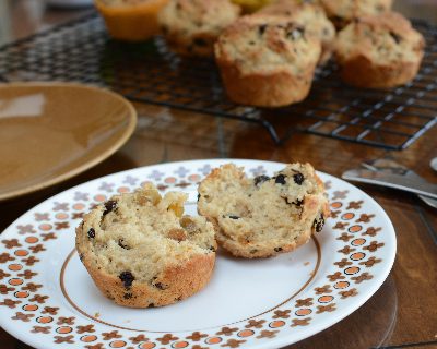 Irish Soda Bread Muffins ♥ KitchenParade.com, barely sweet, packed with dried fruit and a surprising touch of caraway. Delicious!