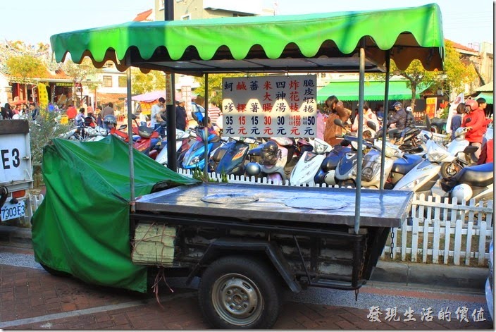 東興蚵嗲原來的餐車現在停在店面的附近。
