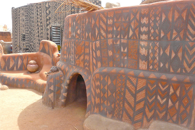 This magnificent architecture found throughout the kassena space from northern Ghana to southern Burkina Faso reveals the beauty of nature, using entirely local materials: mud, wood and straw.