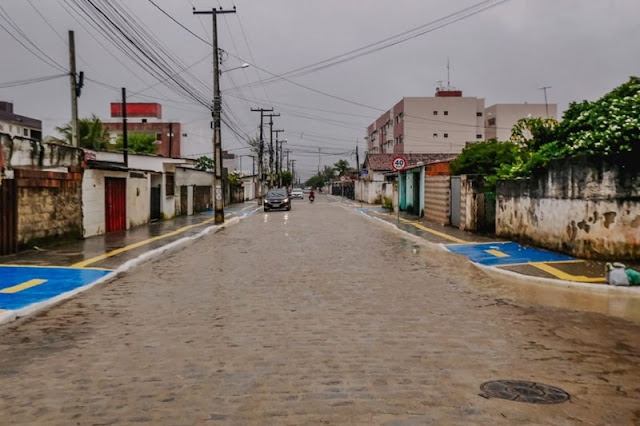 Cícero Lucena entrega mais ruas calçadas no Planalto da Boa Esperança