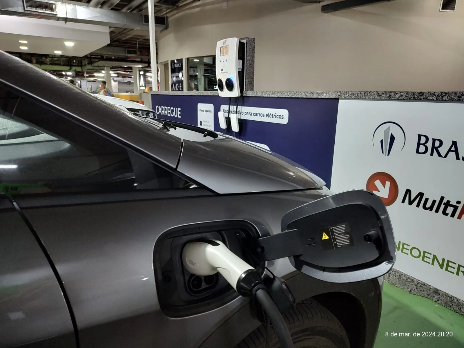 Carros elétricos sendo recarregados em eletroposto instalado na garagem do Complexo Brasil 21 ( setor hoteleiro sul de Brasília) - Emerson Tormann / Atualidade Politica