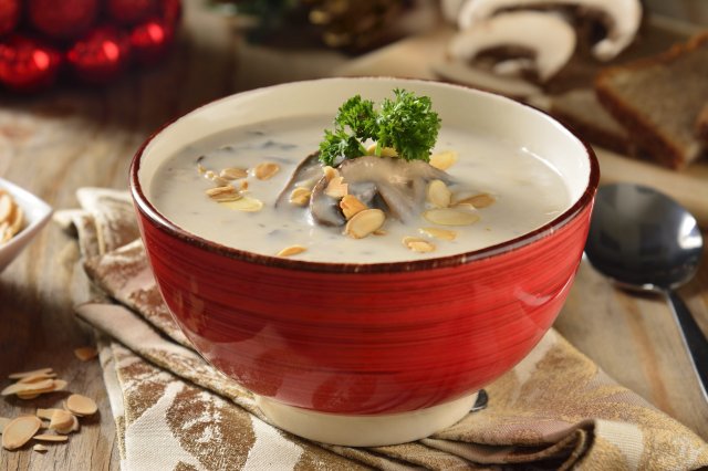 Receta de Sopa de Almendras y Champiñones