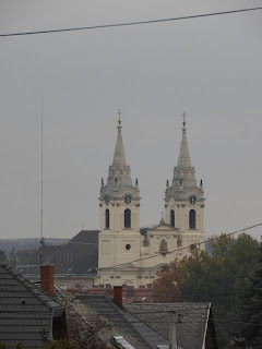 A háztetők fölött jól látszott a Ciszterci Apátság templomának kettős tornya