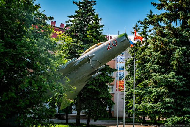 Памятник из МиГ-19ПМ - сбоку