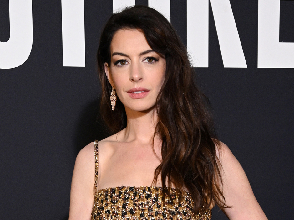 Anne Hathaway acudió al desfile de Valentino con un minivestido de pedrería con total look de leopardo