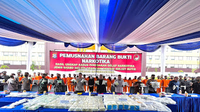 Polda Riau Musnahkan 243 Kg Sabu dan 405.527 Butir Ekstasi dari Jaringan Narkoba Internasional.