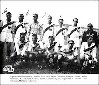 SELECCIÓN DE PERÚ - Temporada 1936-37 - Jordán, Lavalle, Valdivieso, Arturo Fernández, Castillo, Tovar y Juanito Delgado (masajista); Magallanes, Jorge Alcalde, Lolo Fernández, Morales y Villanueva - PERÚ 4 (Jorge Alcalde, Alejandro Villanueva 2 y Teodoro Fernández) AUSTRIA 2 (Wergintz y Steinmetz) - 08/08/1936 - Juegos Olímpicos de Berlín, cuartos de final - Berlín, Alemania, estadio Hertha Platz