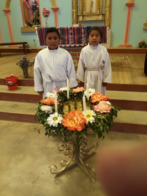 Am Vortag vom ersten Advent haben wir traditionell den Adventskranz hergestellt. Die Kinder brachten Grünzeug und unsere Frauen bastelten damit den Natur Adventskranz. Heute durfte eine Ministrantin zu Beginn des Gottesdienstes die erste Kerze anzünden.