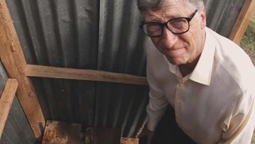 Foto: Gaya Blusukan Bill Gates di Wilayah Kumuh (Ist Facebook via DetikInet)