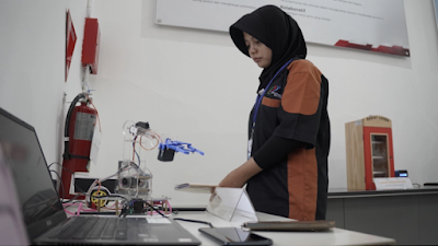 Manfaatkan KiDi IoT, Siswa SMK di Cirebon Ciptakan Robot Arm dan Aplikasi Smart Home