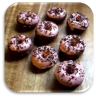 Mini Donuts de Chocolate con Frosting de Fresa