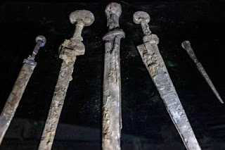 1900-year-old 4-sword found in Israeli cave