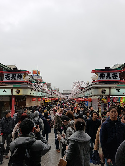 senso-ji temple nakamise-dori shopping street