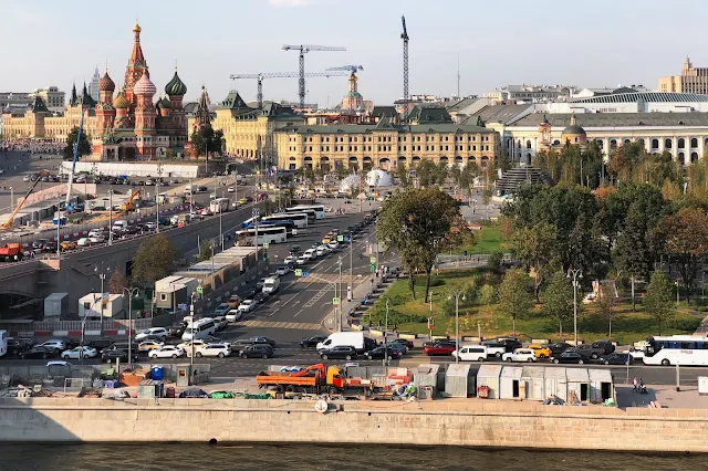 Раушская набережная, вид из гостиницы Baltschug Kempinski, Москва-река, Москворецкая набережная, Зарядье, храм Василия Блаженного | Raushskaya embankment, view from the Baltschug Kempinski hotel, Moskva River, Moskvoretskaya embankment, Zaryadye, St. Basil's Cathedral