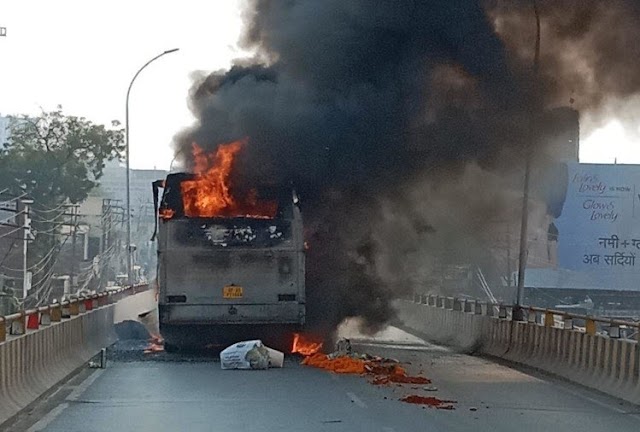 Varanasi:- फ्लाईओवर पर चलती टूरिस्ट बस में लगी भीषण आग, सवारियों ने कूदकर बचाई जान