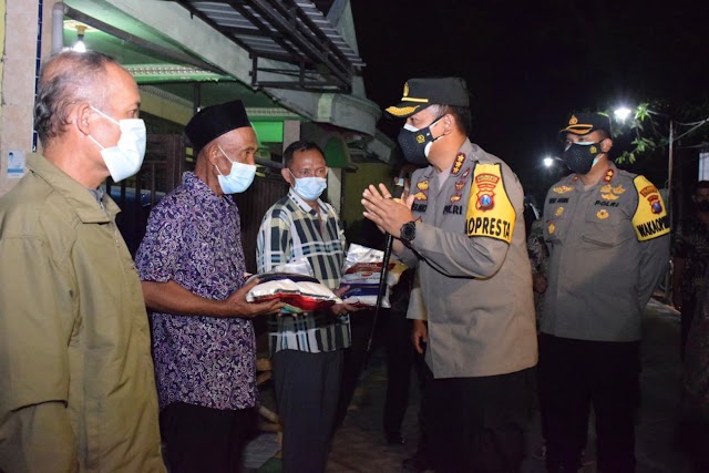 Kapolresta Sidoarjo Salurkan Bansos Dampak Pandemi Covid-19 ke Penggali Makam di TPU Delta Praloyo dan Nelayan