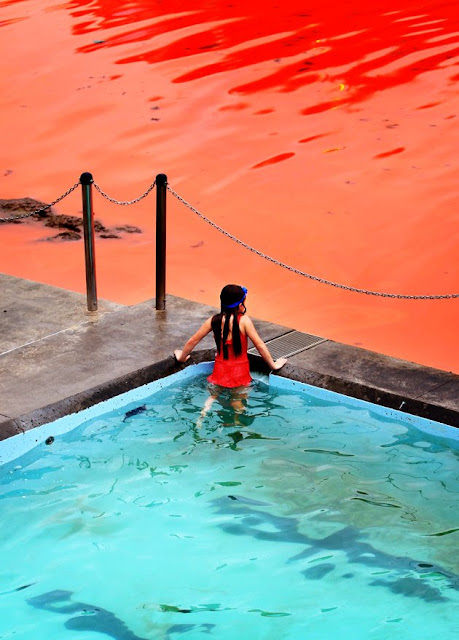 aguas rojas y niña mirando